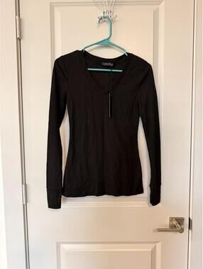 Level Up Black Long Sleeve V-Neck Shirt Medium